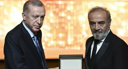 'Deprem' şiiri yazan Yılmaz Erdoğan, linç edildi