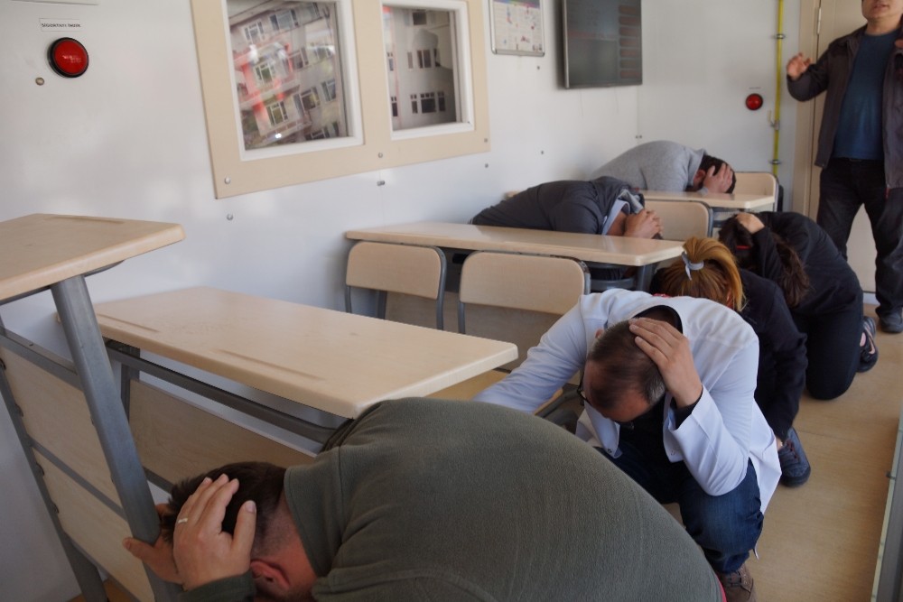 Deprem Similasyon Tırı’nda deprem anını yaşadılar 