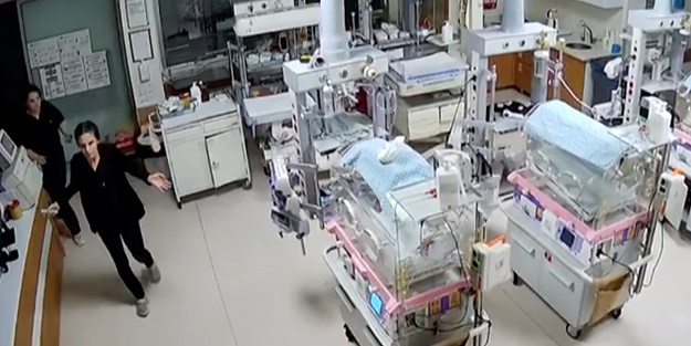 Deprem sırasında kuvözdeki bebekleri böyle korudular