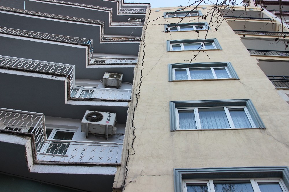 Deprem sırasında meydana gelen sıva çatlağı paniğe neden oldu 