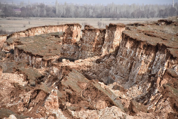 Deprem sırasında oluştu! Devasa yarık havadan görüntülendi