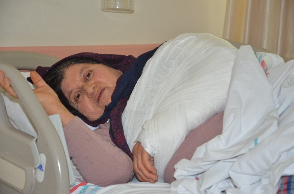 Deprem sırasında yaralananlar hastanede tedavi altında 