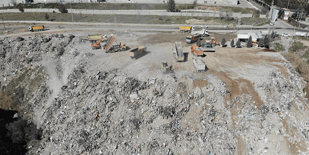 Deprem sonrası acı görüntü! Dağ gibi büyüyor