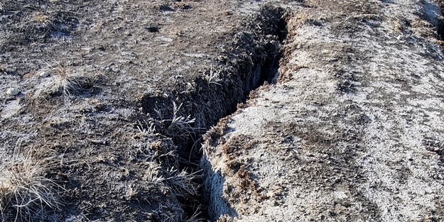 Deprem sonrası Aksaray'da yol ve araziler yarıldı