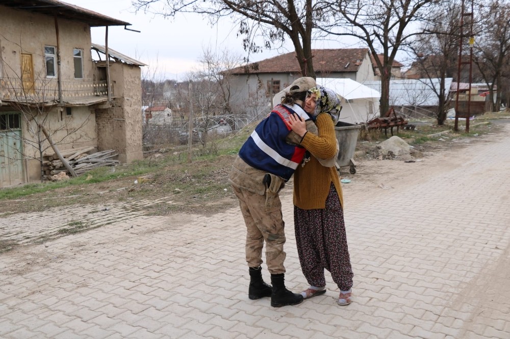Deprem sonrası halk jandarmayı bağrına bastı 