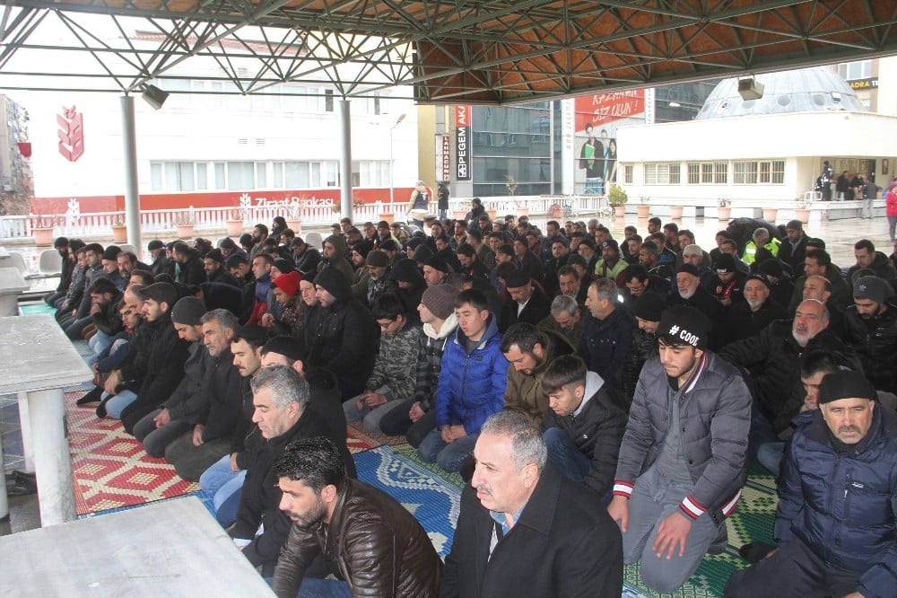 Deprem sonrası ilk Cuma namazında Elazığ’da camiler doldu, taştı 