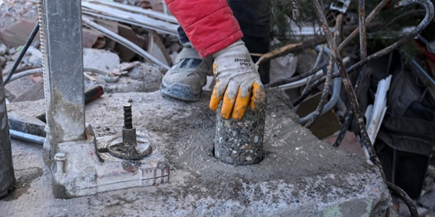 Deprem sonrası inceleme yapan uzmanlar şaşkın! Kolondan tencere çıktı!