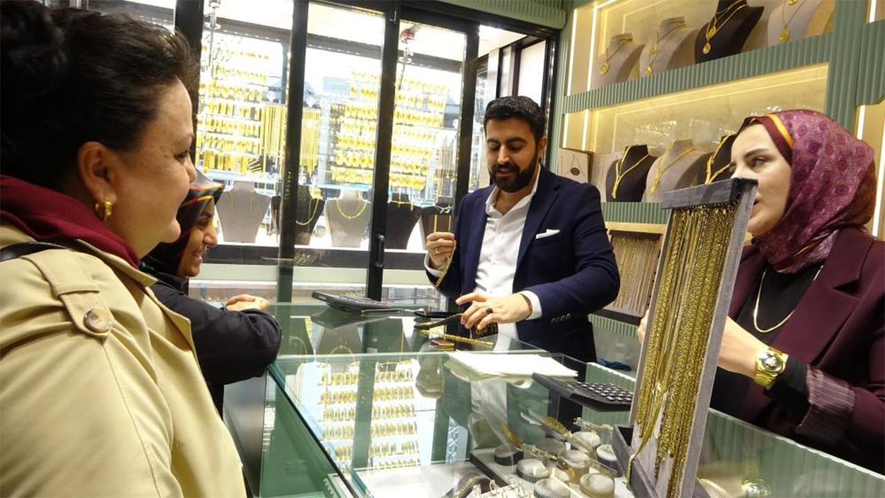 Deprem sonrası kepenkler bir bir açılıyor Önce şehir ayağa kalktı şimdi ticaret