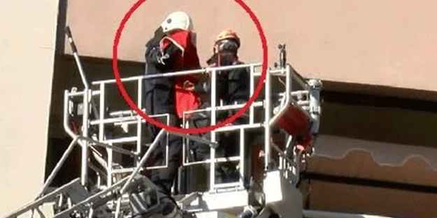 Deprem sonrası takdir toplayan hareket! Türk bayrağını aldı, duygulandırdı