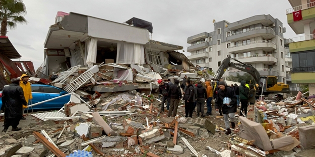 Deprem sonrası vatandaşlara kritik uyarı: Hasarlı binalara girmekten kaçının