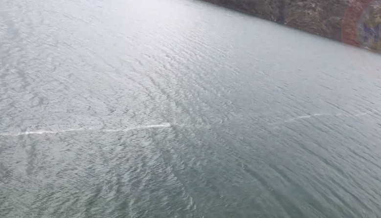 Deprem sonrası yüzey kırığının suda oluşturduğu görüntü dikkat çekti 