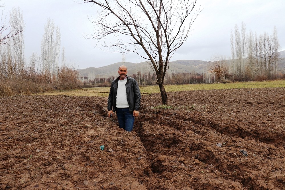 Deprem sonrasında oluşan dev yarıklar tedirgin ediyor 