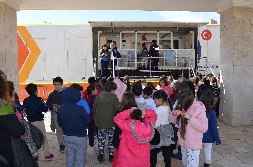 Deprem tır’ı Didim’de öğrencilere eğitim verdi 
