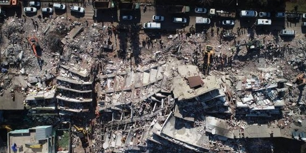 Deprem uzmanları uyardı: Hasarlı binalara girmeyin