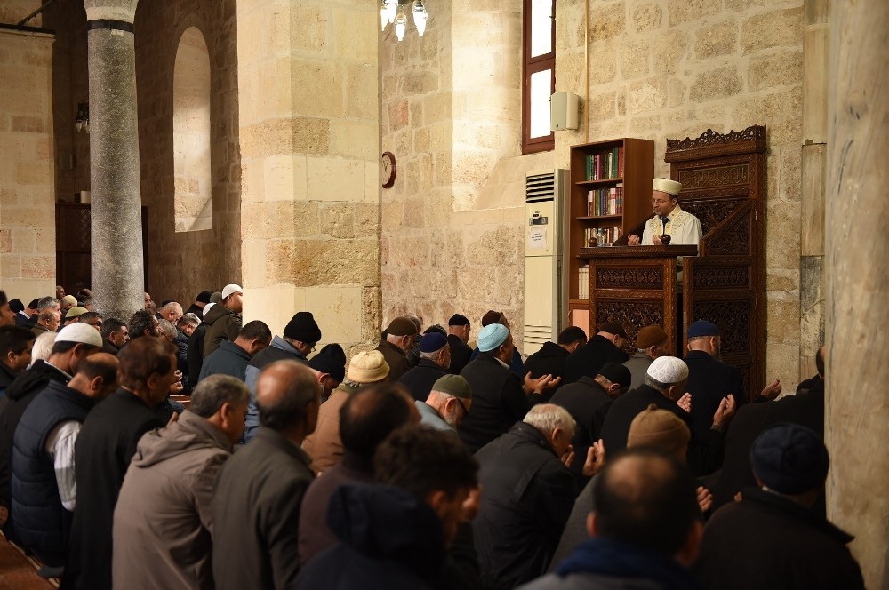 Deprem ve çığda hayatını kaybeden vatandaşlar için Tarsus’ta mevlit okutuldu 