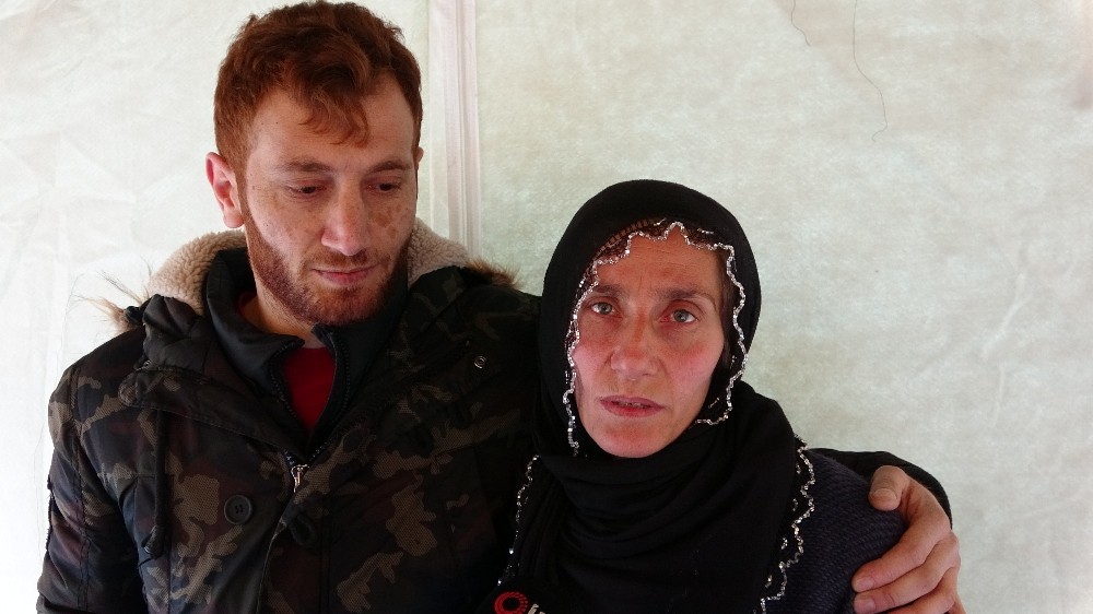 Depremde 4 çocuğunu kaybeden anne, yurtta kalan çocuklarını istiyor 