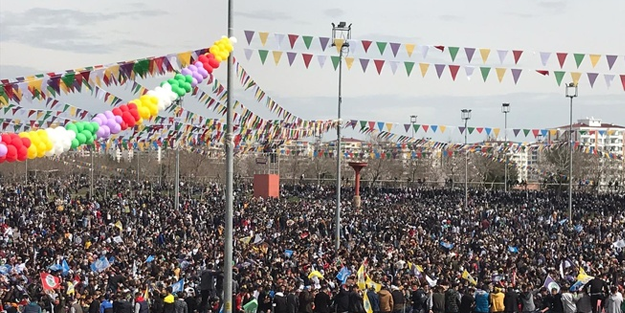 Depremde 407 kişinin öldüğü Diyarbakır'da HDP öncülüğünde Nevruz 'kutlaması!'