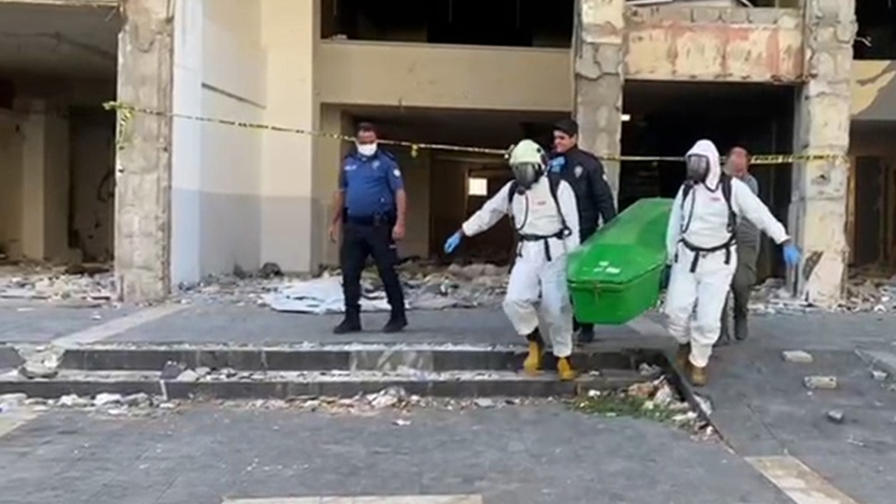 Depremde ağır hasar alan binada ceset bulundu