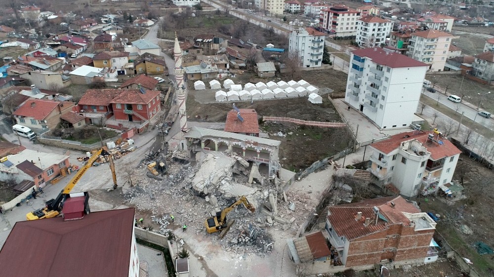Depremde ağır hasar alan cami böyle çöktü 