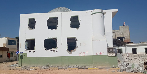 Depremde ağır hasar alan cami yıkıldı