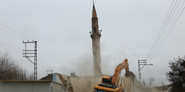 Depremde ağır hasar gördü! Cami ve minaresi iş makinesiyle yıkıldı