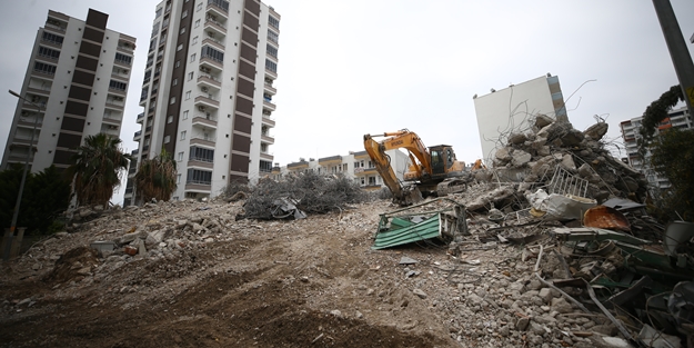 Depremde ağır hasar gören 8 katlı bina böyle yıkıldı