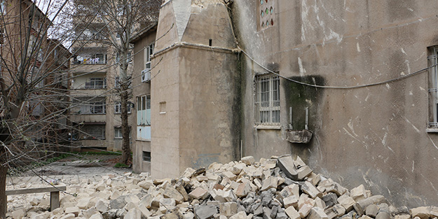 Depremde ağır hasar gören cami minaresi kontrollü yıkıldı