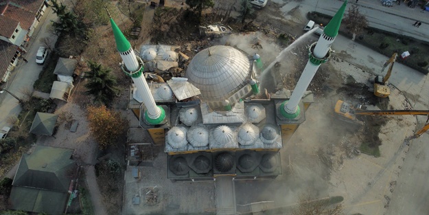 Depremde ağır hasar gören cami yıkıldı