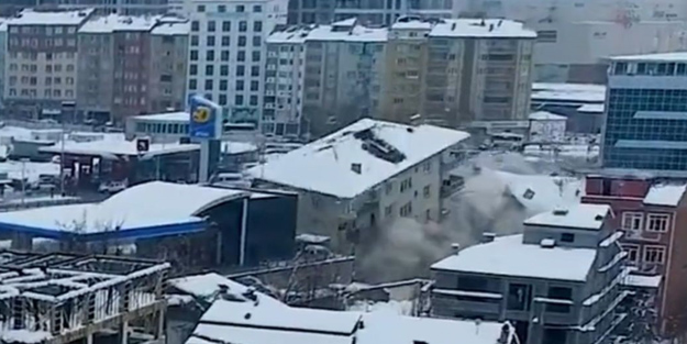 Depremde binaların çökme anı dron kamerasına yansıdı