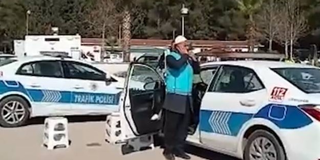 Depremde caminin ses sistemi zarar gördü! Ezanı polis megafonuyla okudu