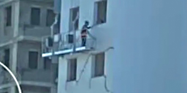 Depremde çatlayan binayı sıva ile kapatmaya kalkıştılar... Vatandaşa tabut satacaklardı