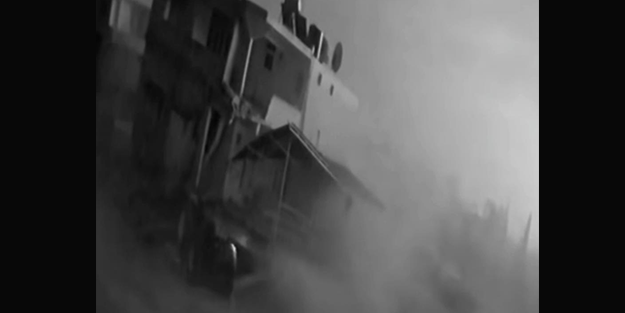 Depremde çiftlikteki traktörlerin evin yıkılmasını önlediği anlar kamerada