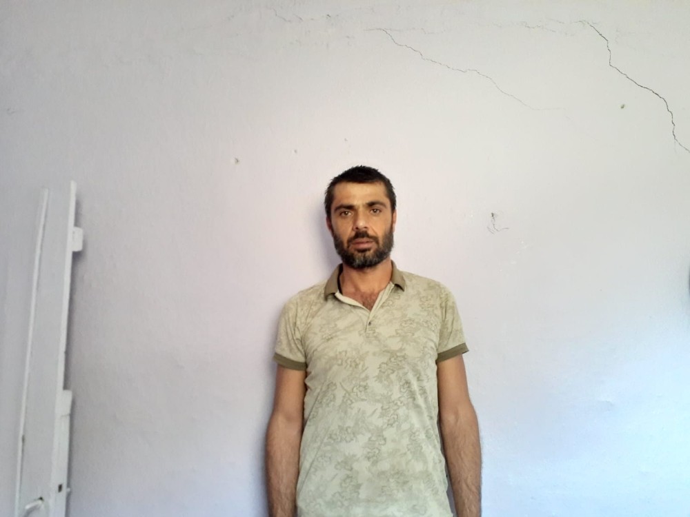 Depremde evi hasar gören aile yardım bekliyor 