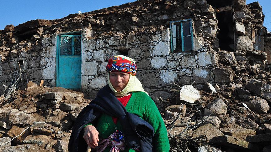 Depremde evinin enkazından elleriyle ...