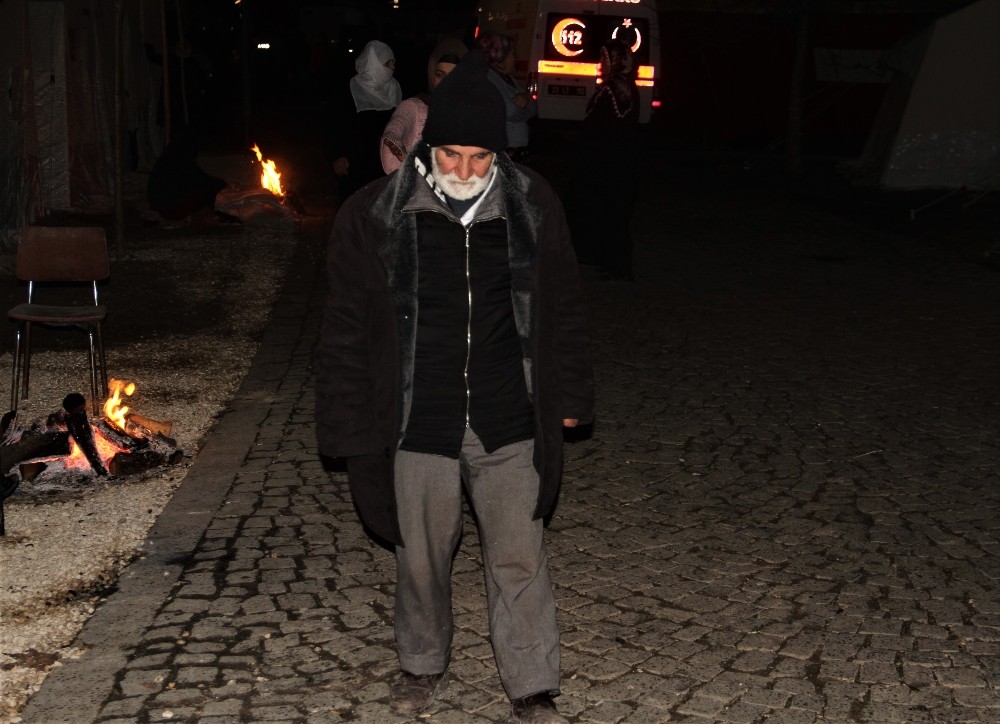 Depremde felçli adamın yürümeye başladığı iddiası 