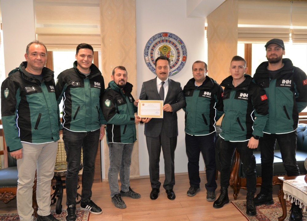 Depremde görev alan arama kurtarma ekibinden Vali Şentürk’e ziyaret 