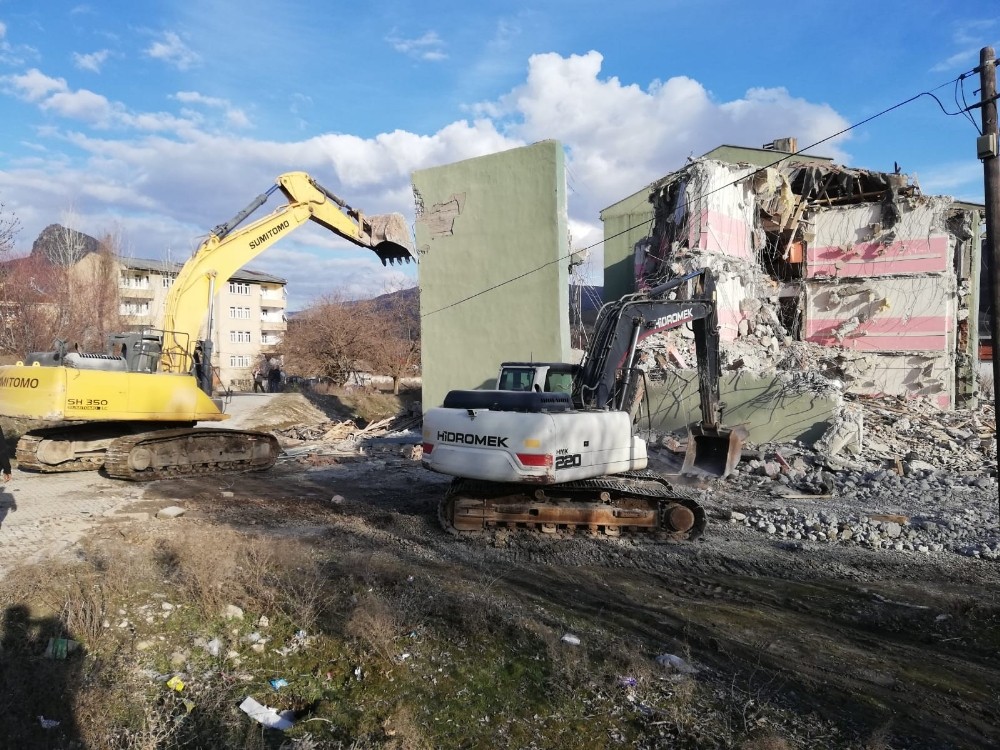 Depremde hasar alan 2 okulun daha yıkımına başlandı 
