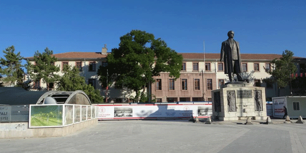 Depremde hasar alan valilik binası yıkılıyor
