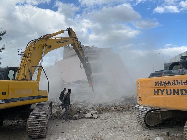 Depremde hasar almıştı! O bina tek hamlede yıkıldı