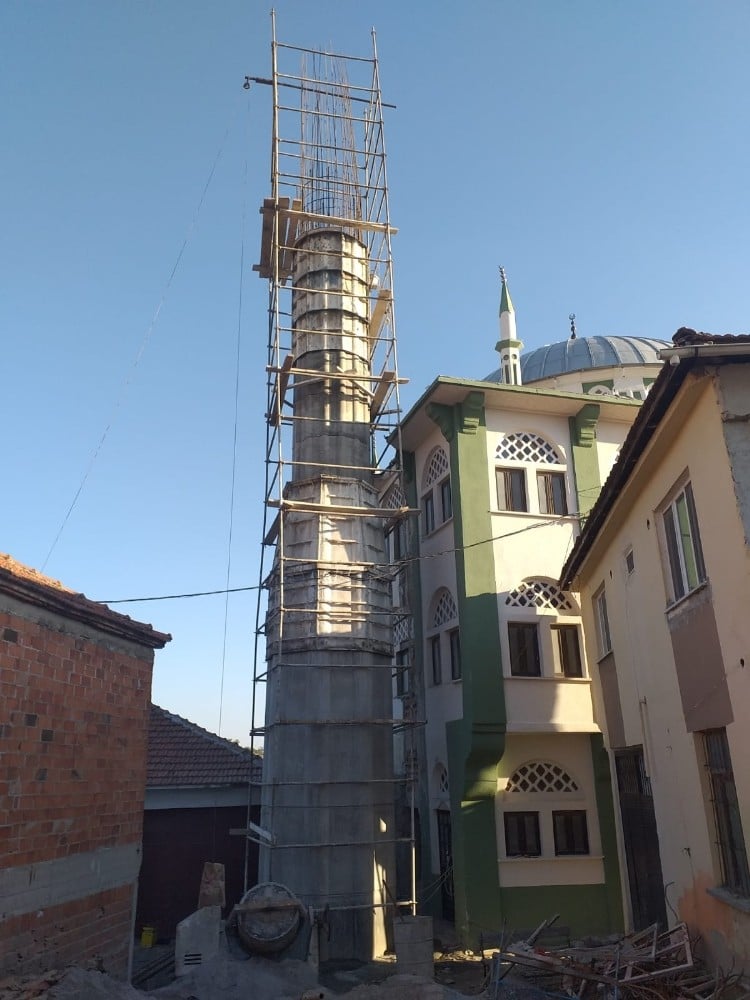 Depremde hasar gören Alifakı Camii’nin minaresi yenileniyor 