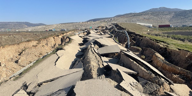 Depremde hasar gören bazı yollar böyle görüntülendi