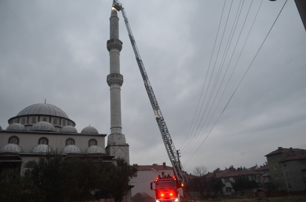 Depremde hasar gören cami ibadete kapatıldı 