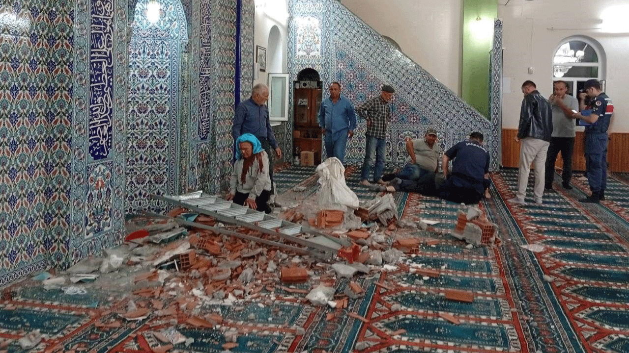 Depremde hasar gören camiye girdi, üzerine mihrap tacı düşünce öldü