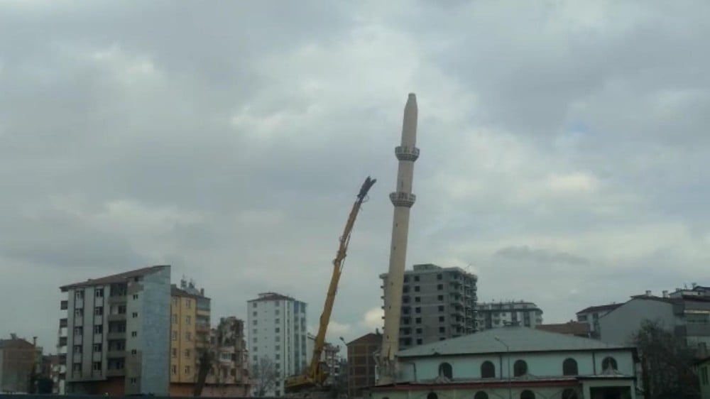Depremde hasar gören minare böyle yıkıldı 