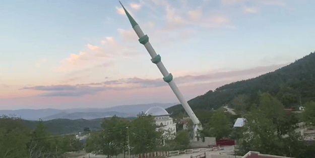 Depremde hasar gören minare böyle yıkıldı