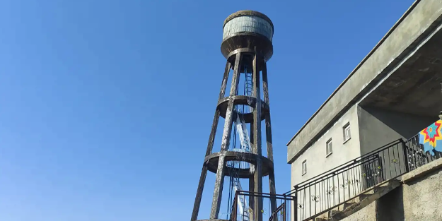 Depremde hasar gören su kulesi tehlike saçıyor!