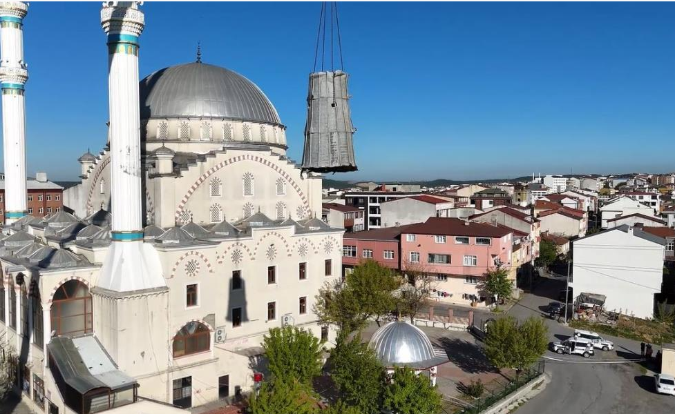 Depremde hasar görmüştü! Camii’nin minaresi söküldü