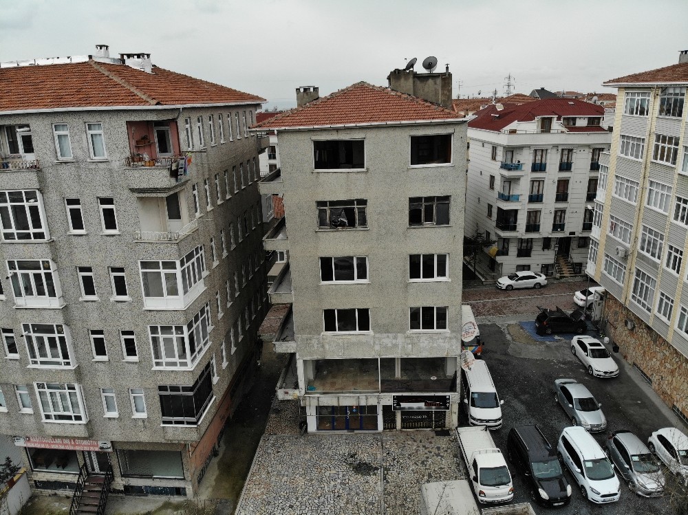 Depremde hasar görüp boşaltılan binalar akıbetini bekliyor 
