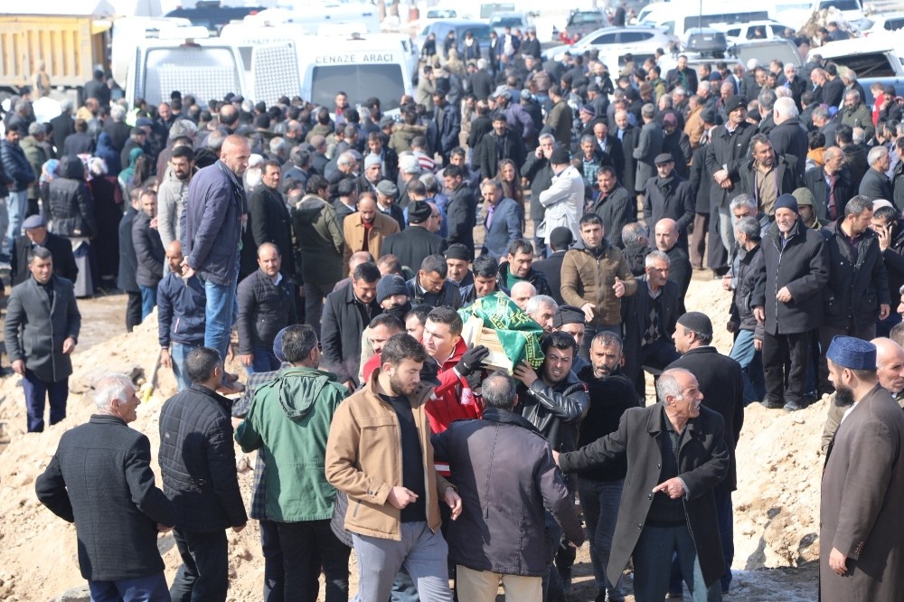 Depremde hayatını kaybeden 8 kişi yan yana defnedildi 