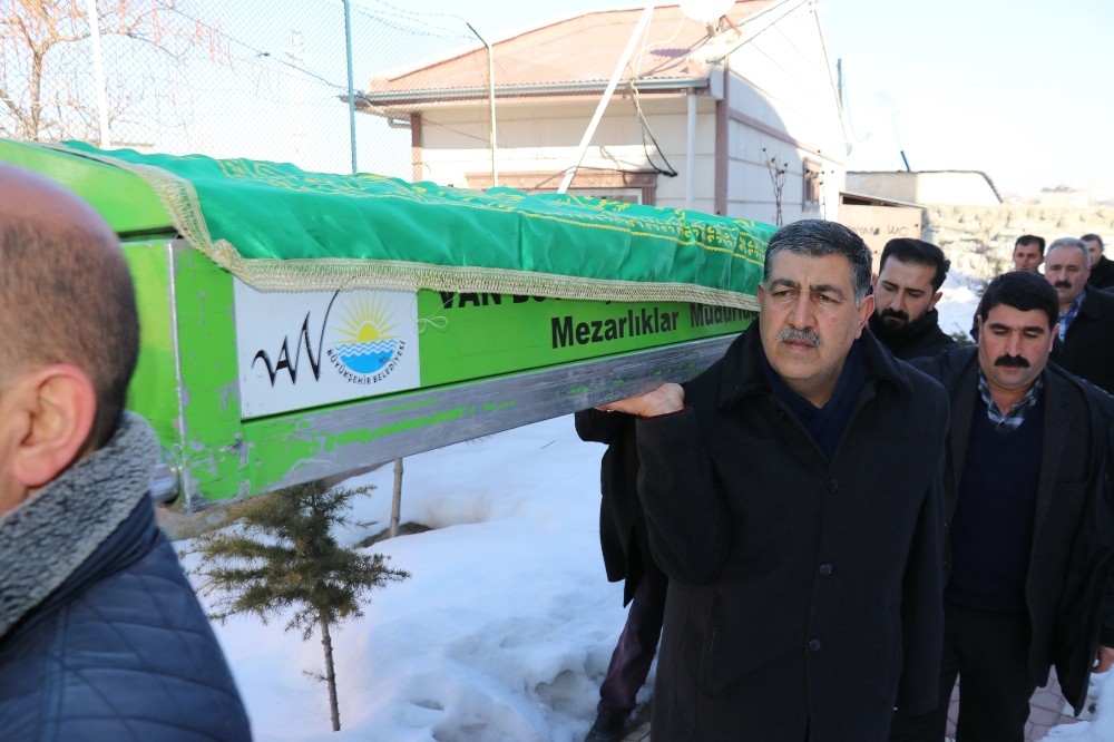 Depremde hayatını kaybeden Emirhan son yolculuğuna uğurlandı 